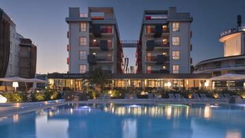 2 piscines extérieures, parasols de plage, chaises longues