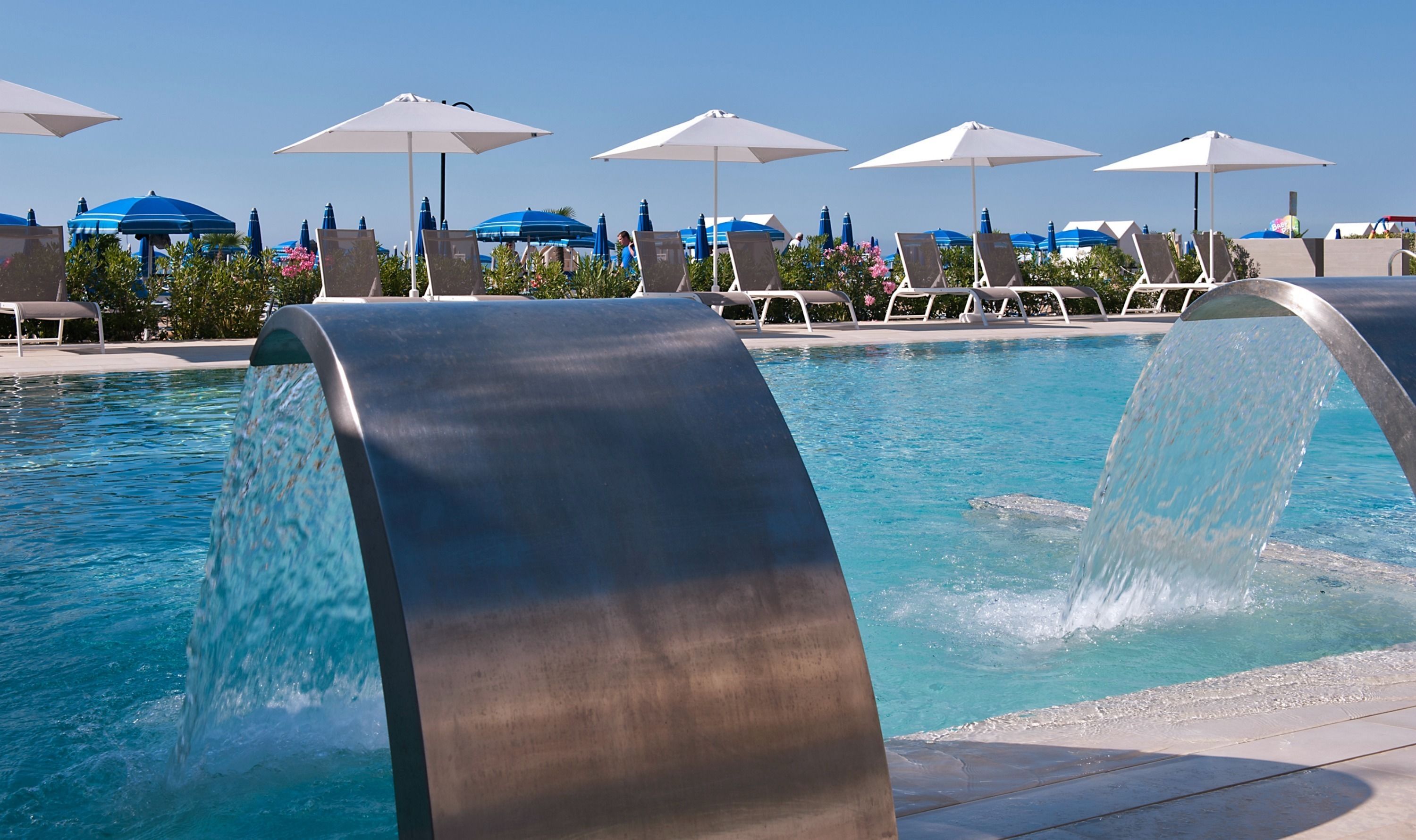 2 piscines extérieures, parasols de plage, chaises longues