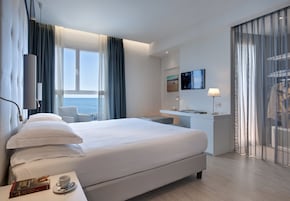 Ropa de cama de alta calidad, cubrecamas y minibar