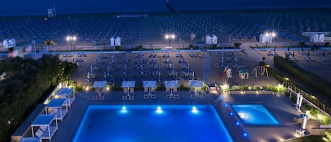 2 piscines extérieures, parasols de plage, chaises longues