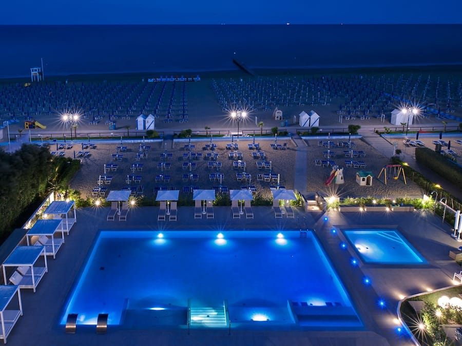 2 piscines extérieures, parasols de plage, chaises longues