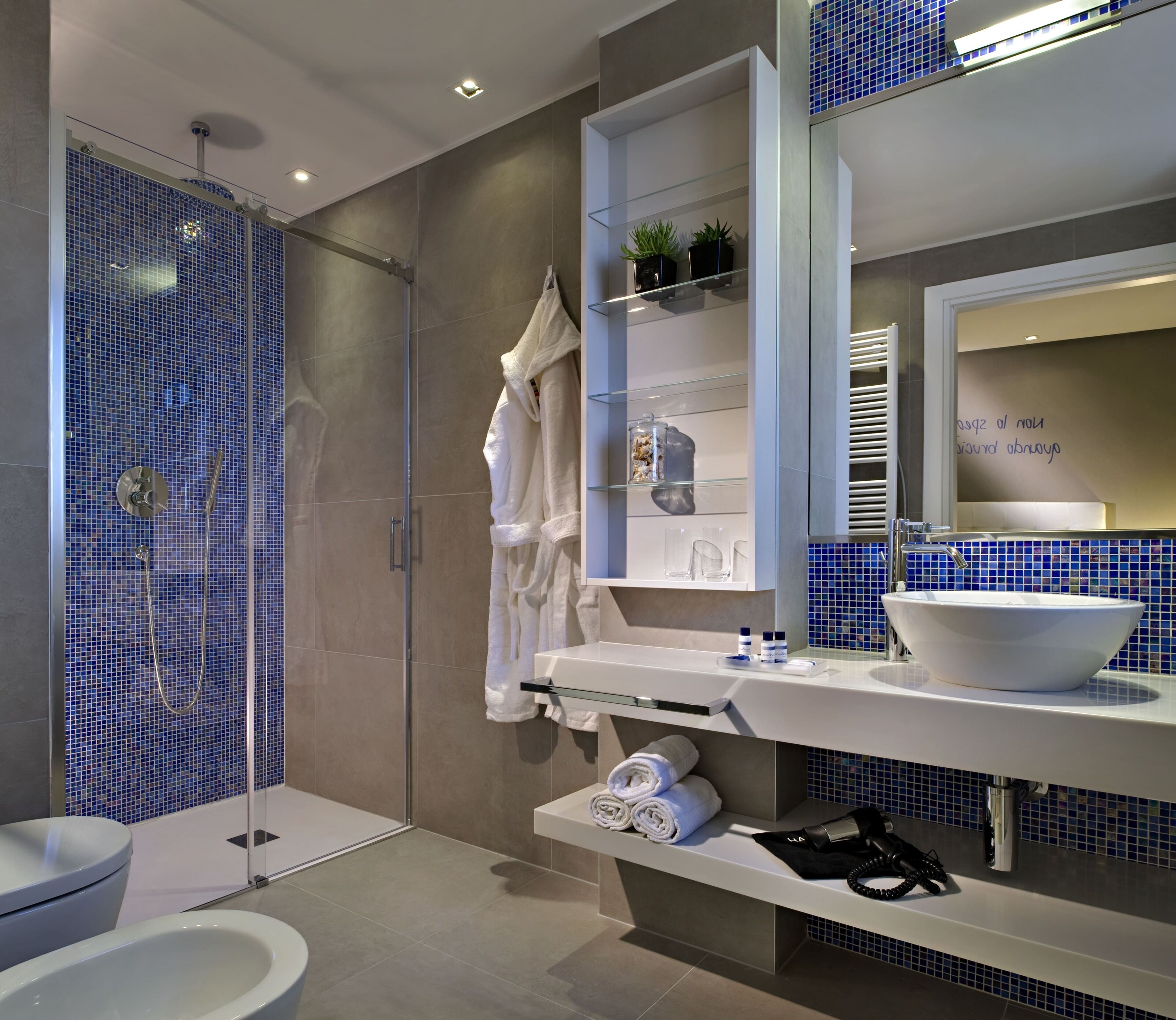 studio suite | bathroom | shower, free toiletries, hair dryer, bidet