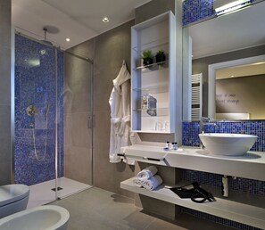 Ducha, artículos de tocador gratuitos, secador de pelo, bidet