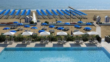 2 piscines extérieures, parasols de plage, chaises longues