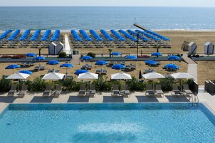 2 piscinas al aire libre, sombrillas, sillones reclinables de piscina