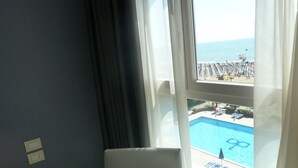 A room with a view of a pool and beach. - Hotel Orient & Pacific (Jesolo)
