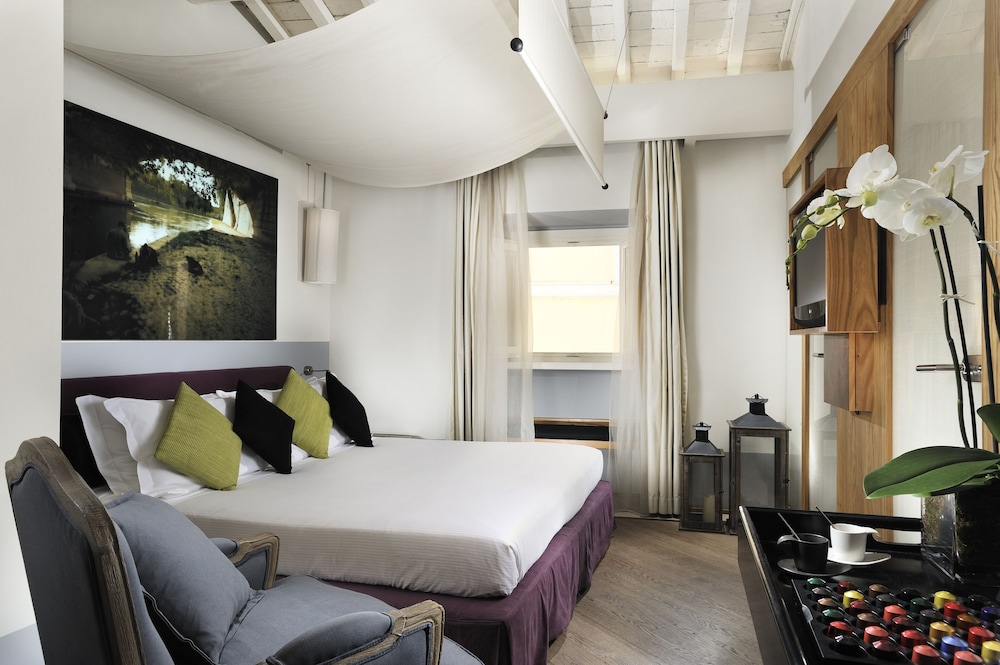 Mario de' Fiori 37 by null