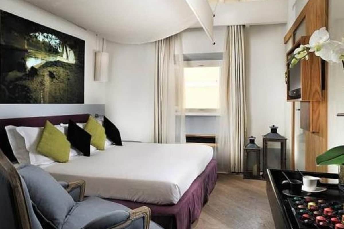 Frette Italian sheets, down comforters, minibar, in-room safe