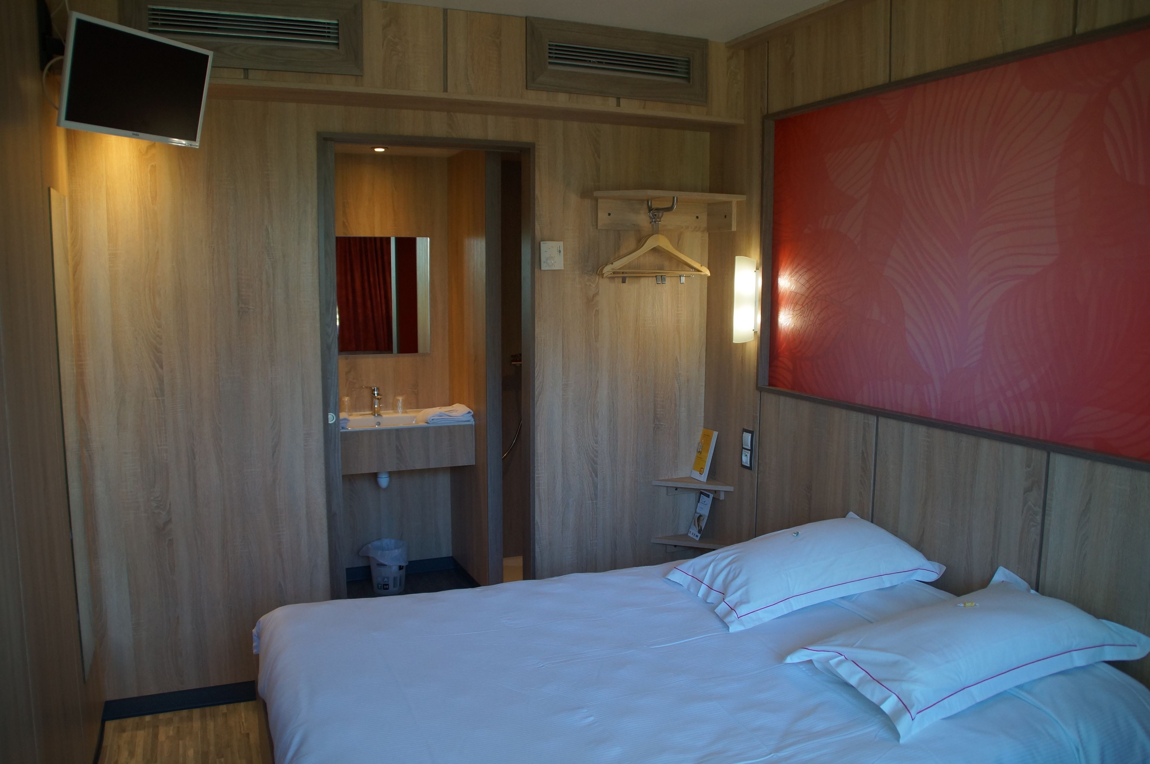 desk, soundproofing, iron/ironing board, cots/infant beds