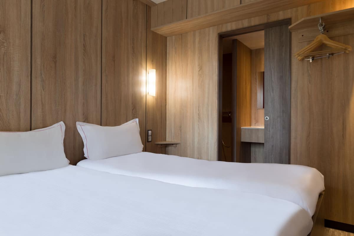 standard single room | desk, soundproofing, iron/ironing board, cots/infant beds