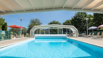 Een seizoensgebonden buitenzwembad