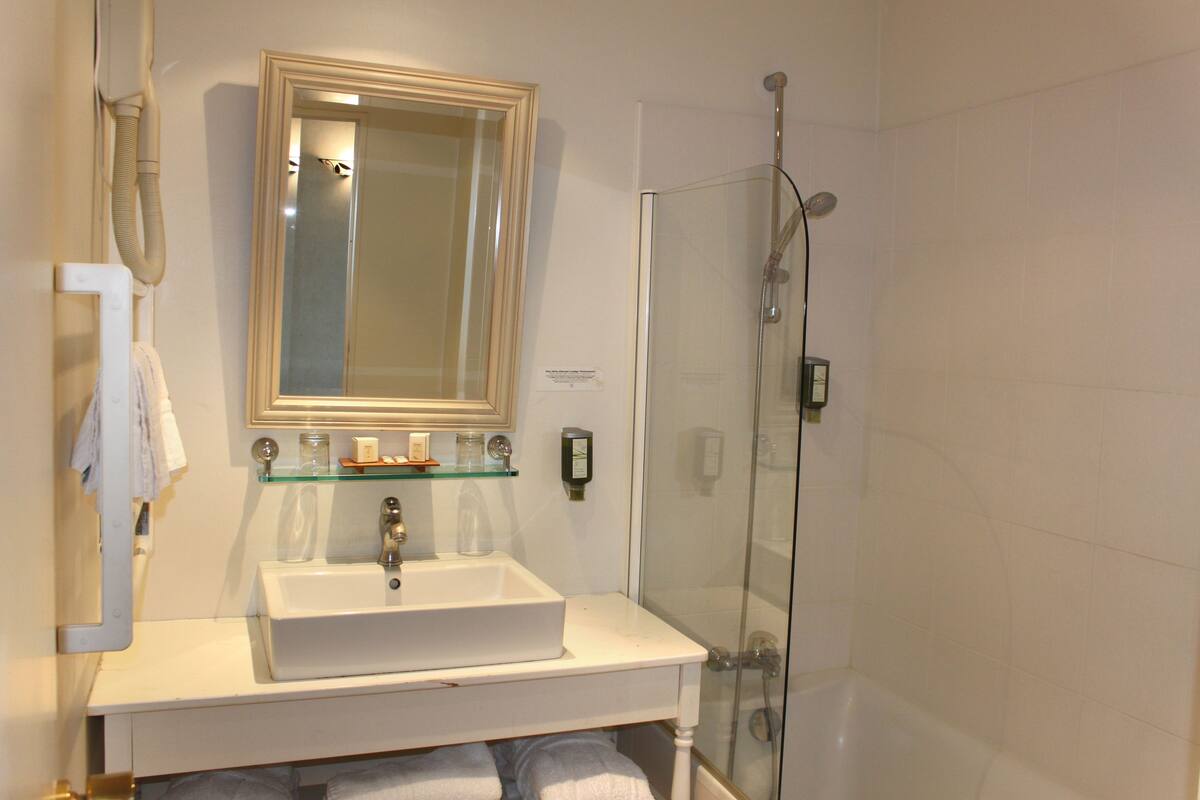 superior double or twin room | bathroom | free toiletries, hair dryer, bathrobes, towels