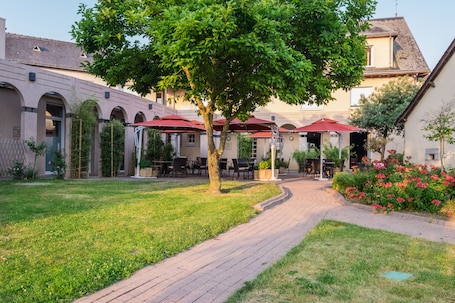 Terraza o patio. Logis Hôtel & Restaurant L’Ermitage