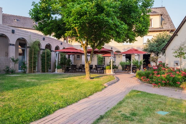Terrace/patio - Logis L'Ermitage Hôtel & Restaurant (Saulges)