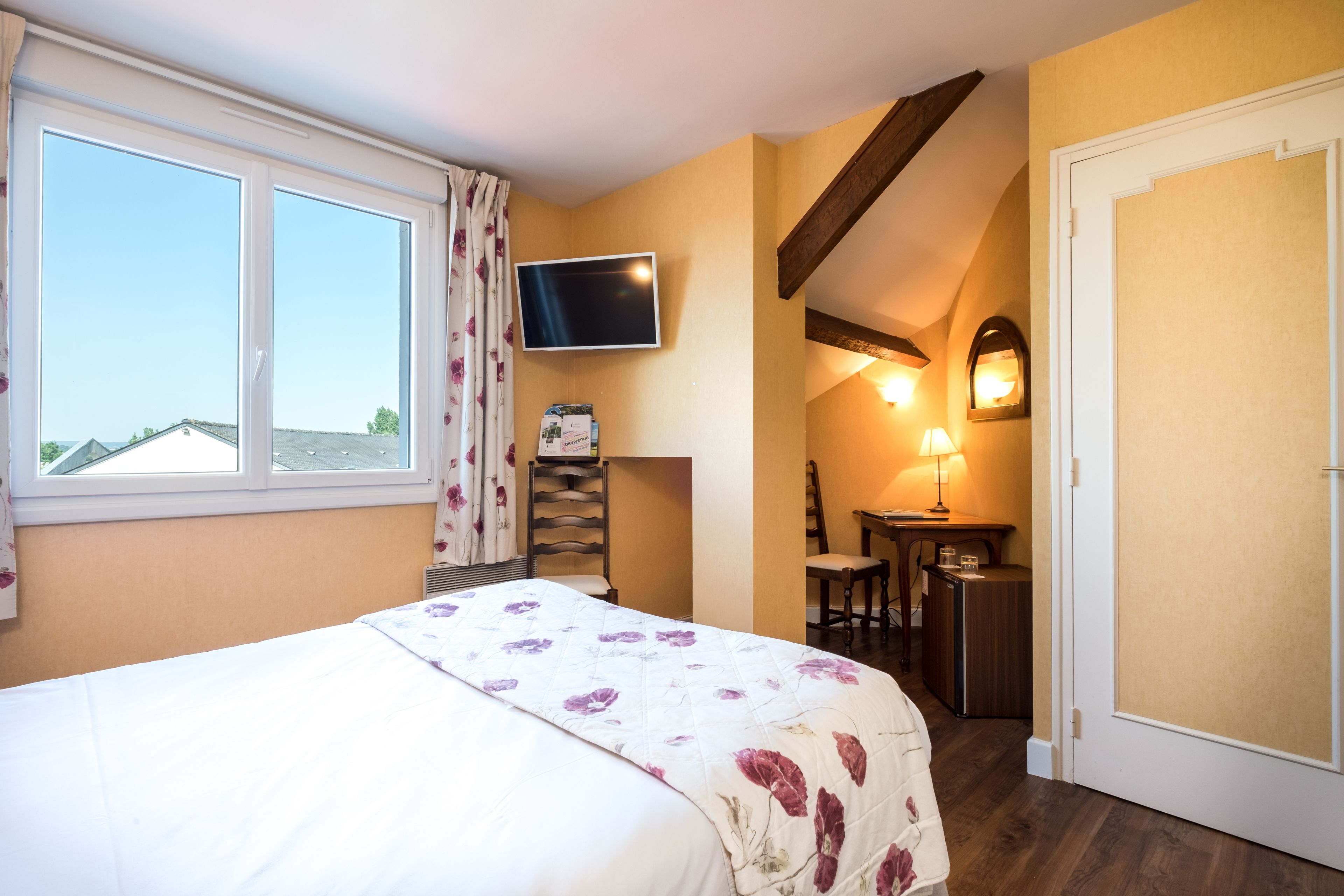 comfort double or twin room | minibar, in-room safe, desk, soundproofing