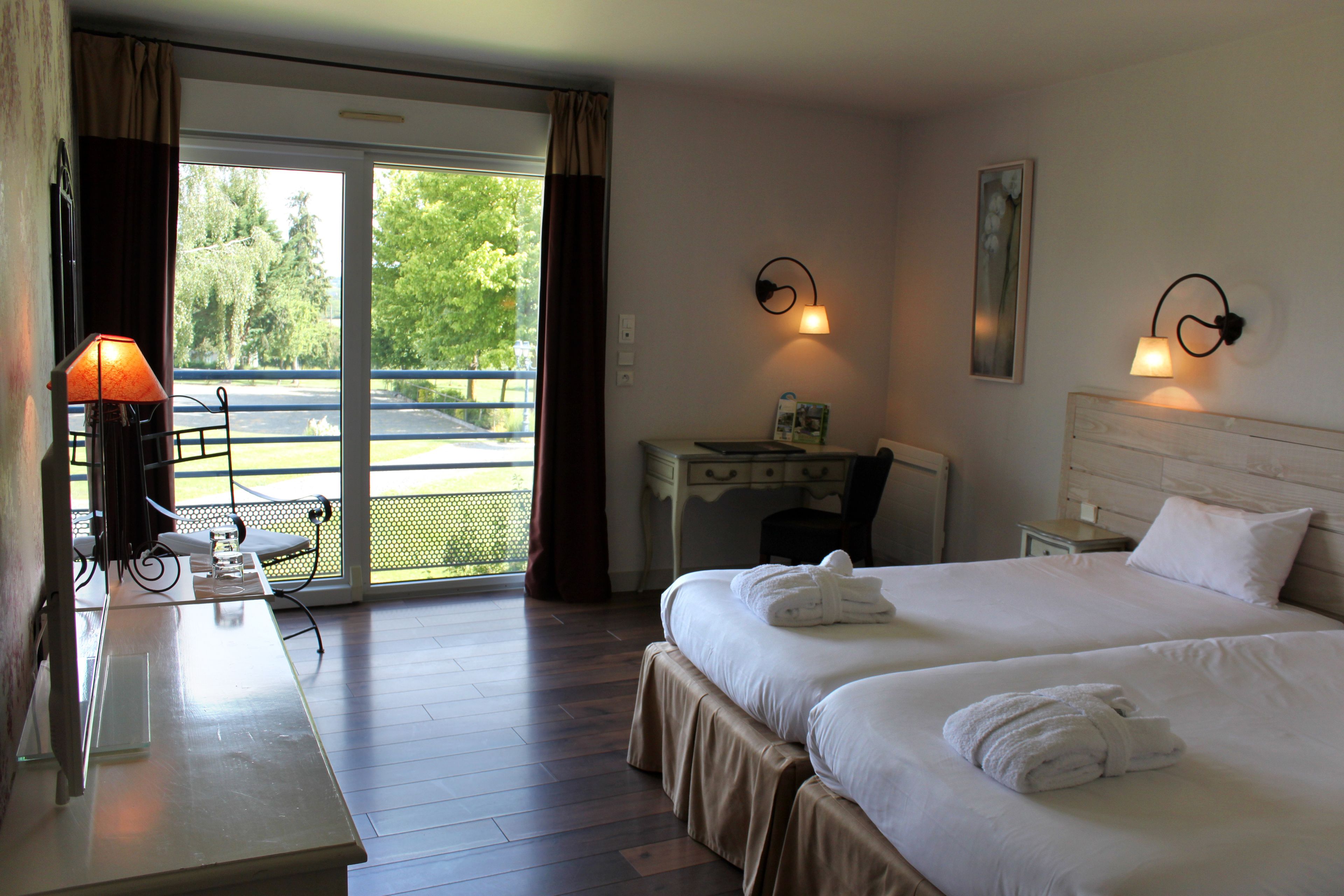 superior double or twin room | minibar, in-room safe, desk, soundproofing