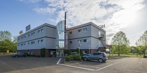 Front of property - Cerise Auxerre (Moneteau)