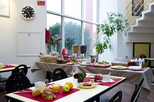 Desayuno buffet todos los días (con cargo)