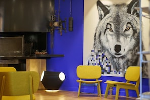 Lobby lounge