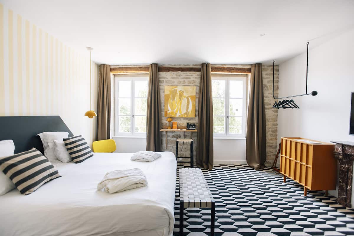 comfort room | minibar, in-room safe, individually decorated, individually furnished
