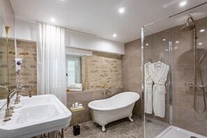 Chambre Superieure (occ 4 pax) | Salle de bain | Sèche-cheveux, serviettes fournies