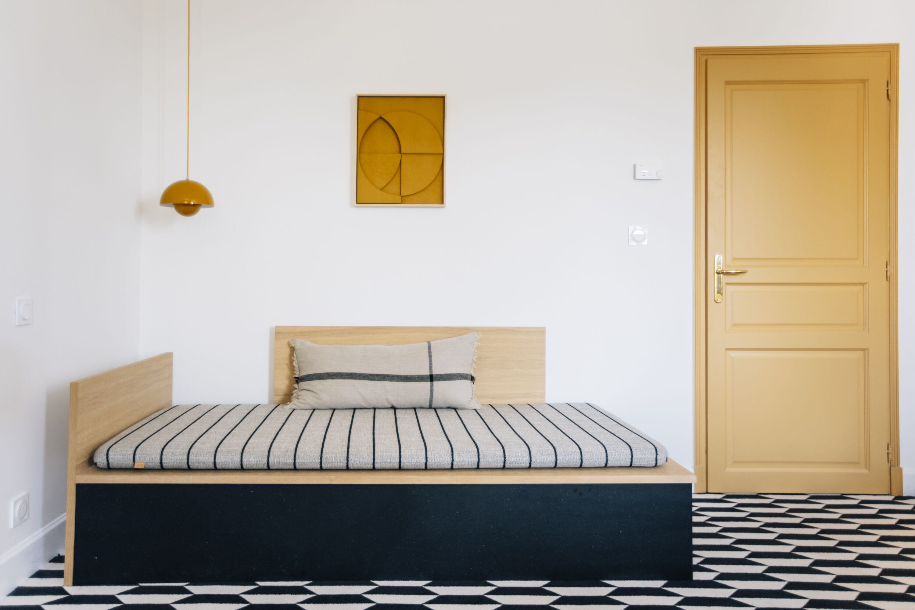 comfort room | living area | flat-screen tv