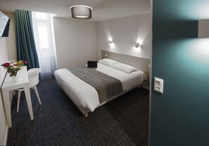 Individually furnished, desk, laptop workspace, blackout drapes - Hôtel Du Port (Morlaix)