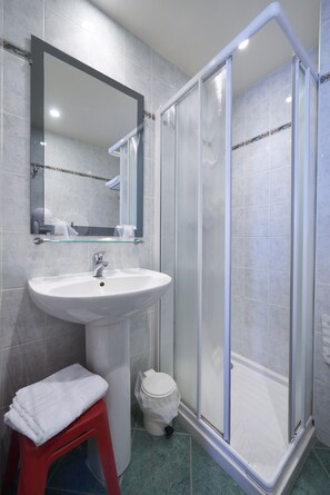 Free toiletries, hair dryer, towels - Hôtel Du Port (Morlaix)