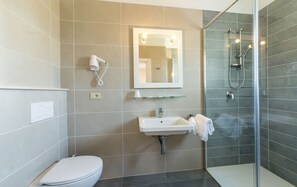 Shower, rainfall showerhead, free toiletries, hair dryer - Hotel Torino (Jesolo)