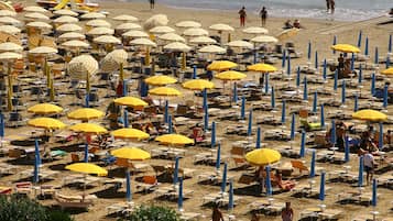 Una spiaggia nelle vicinanze, lettini da mare, ombrelloni