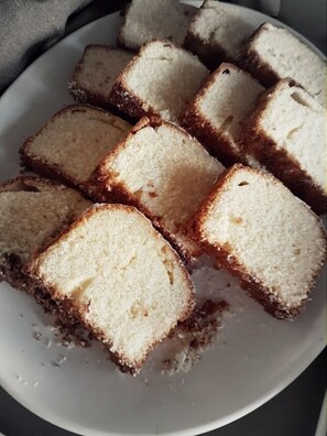 Un plato de pastel de libra en rodajas con migas sobre un plato blanco.