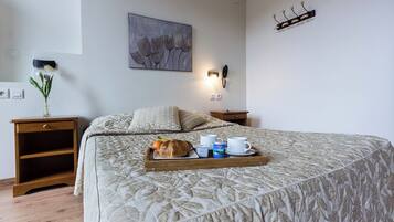 Vierpersoonskamer | Een kluis op de kamer, geluiddichte muren, gratis wifi, rolstoeltoegang