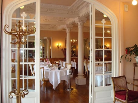 Se sirven desayunos, almuerzos y cenas; cocina francesa. Hôtel Régina