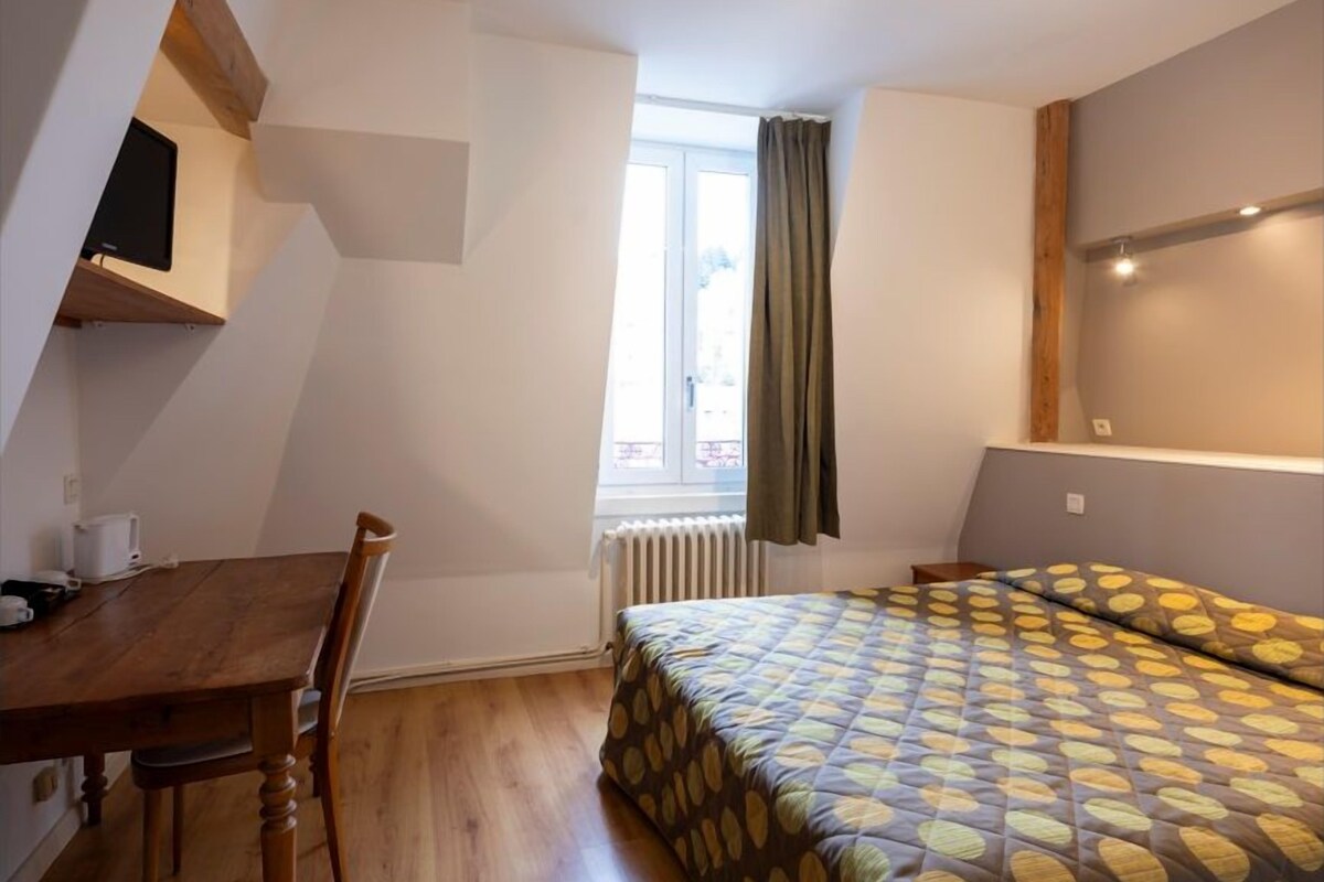 In-room safe, soundproofing, WiFi (free)