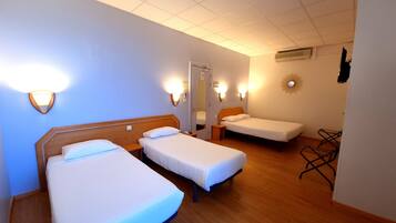 Phòng 4 tiện nghi đơn giản, phòng tắm riêng, quang cảnh biển