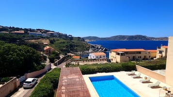 Chambre Triple Confort, salle de bains privée, vue piscine | Vue depuis l’hébergement