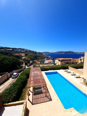 Habitació triple Comfort, bany privat, vistes a la piscina | Vista des de l'allotjament