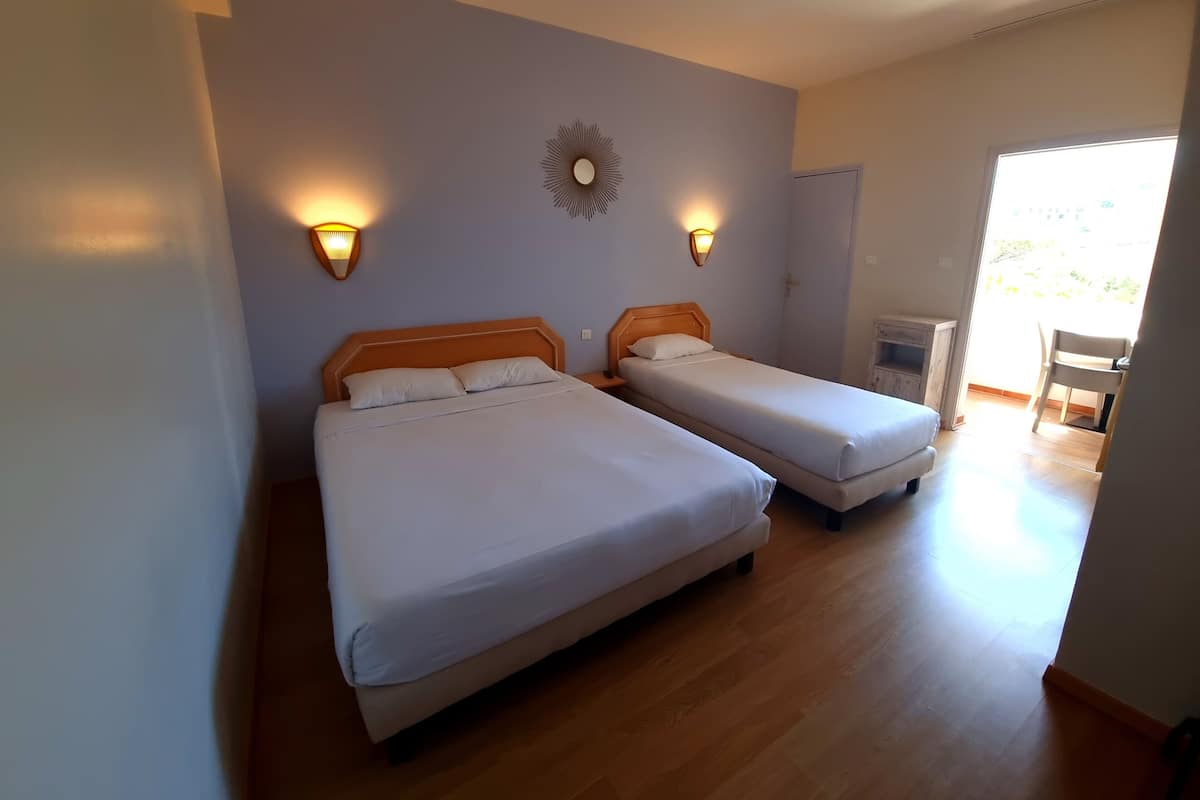 Comfort trippelrum - privat badrum - utsikt mot poolen | 1 sovrum