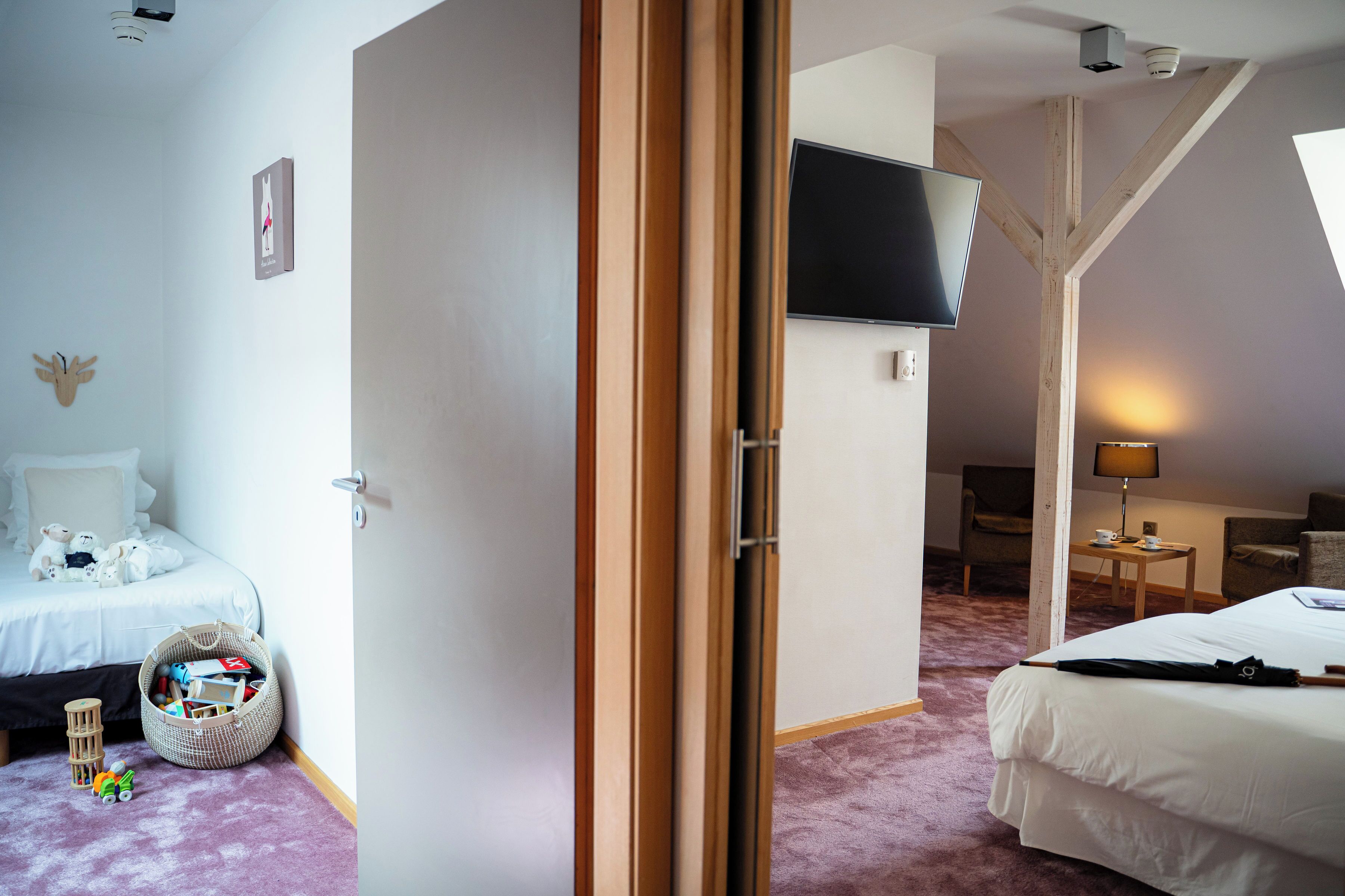 Una habitación de hotel con cama, televisión, escritorio y una silla.