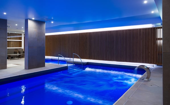 Indoor pool, pool loungers