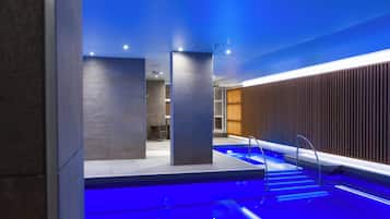 Indoor pool, sun loungers