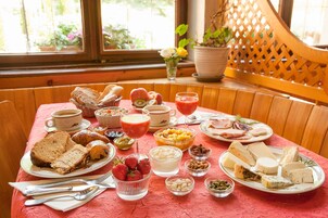Café da manhã com buffet todos os dias mediante uma taxa