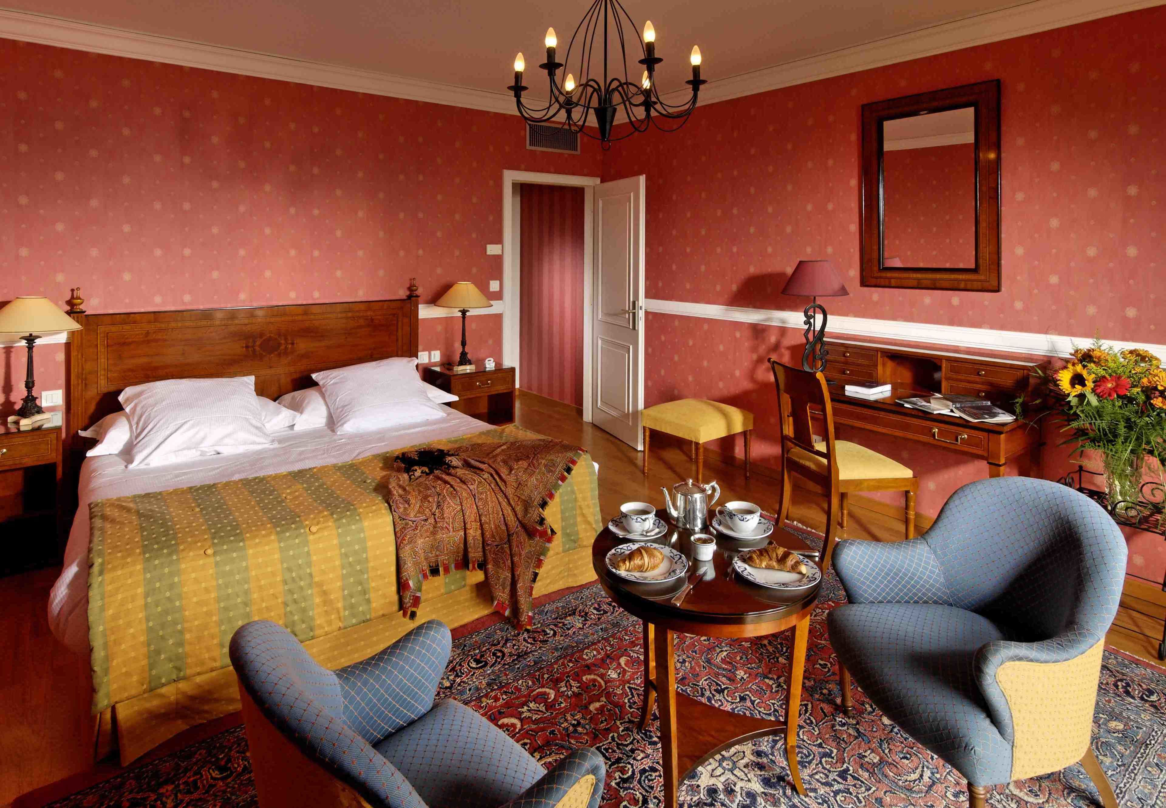 premium bedding, tempur-pedic beds, minibar, in-room safe