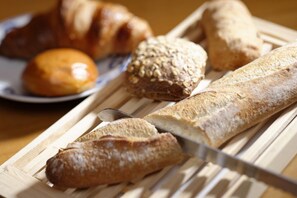 每日供應吃到飽早餐 (每人 EUR18.5)