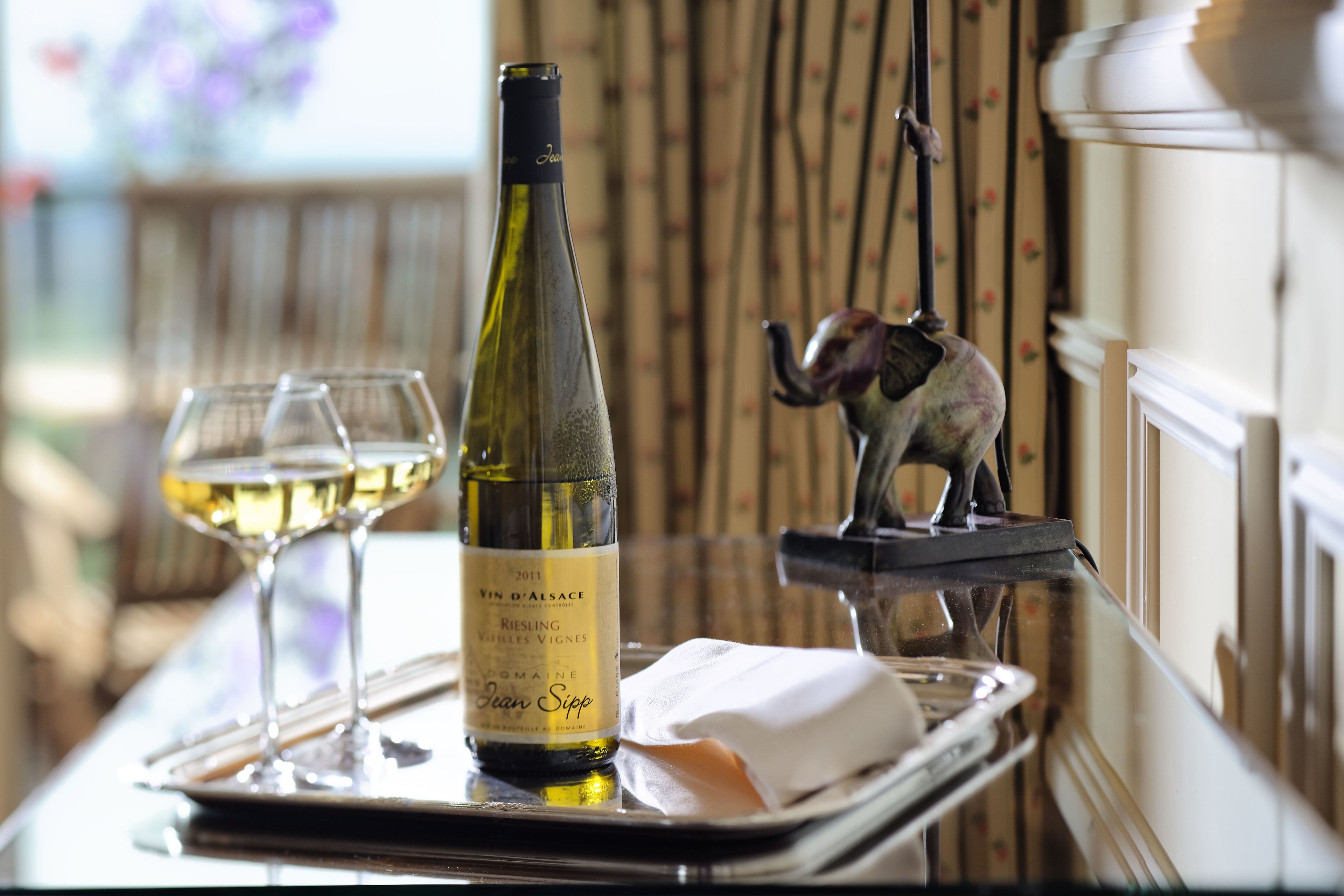 deluxe double room | living area | tv