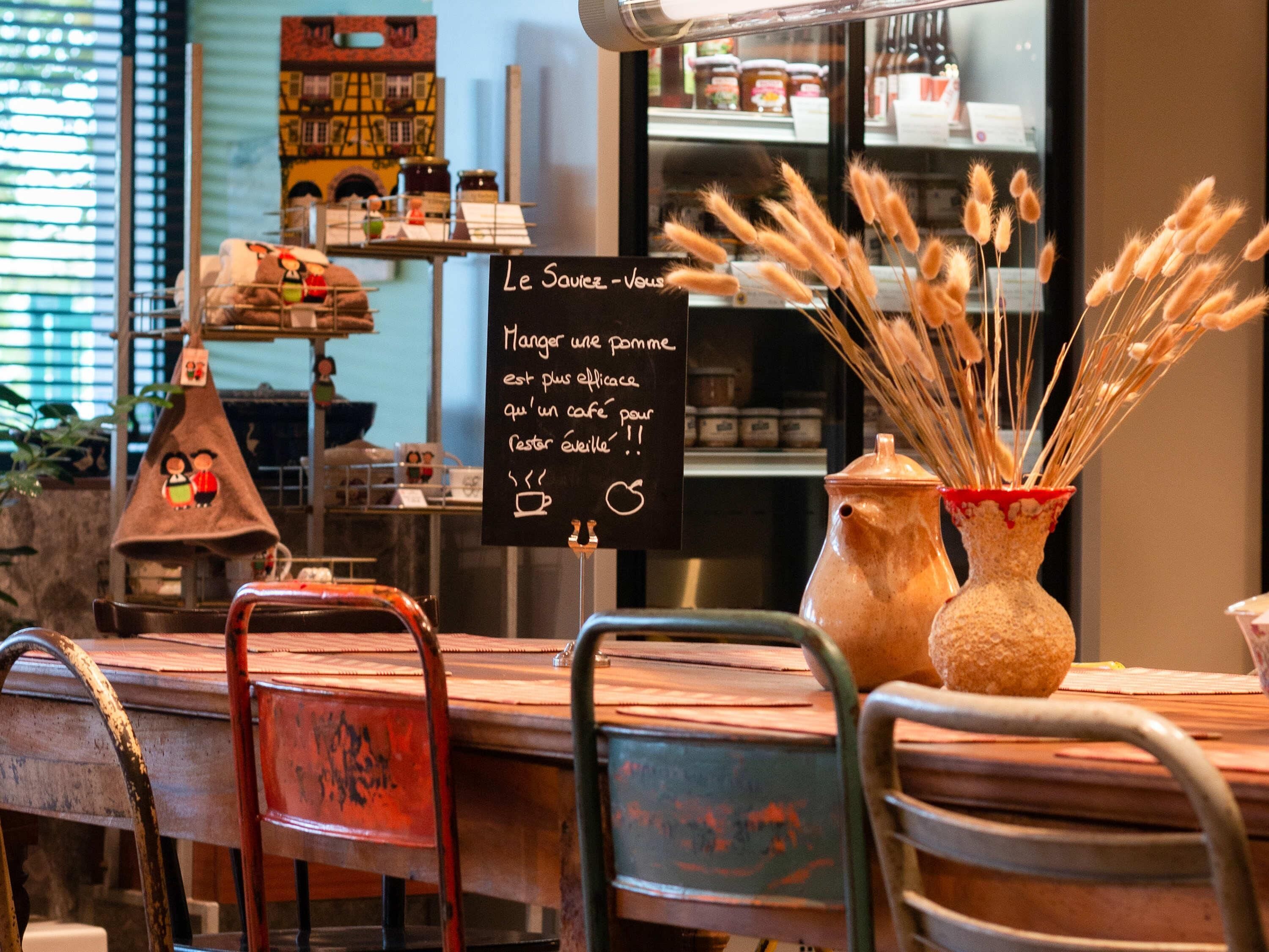 Petit déjeuner et dîner servis sur place