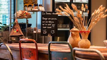 Petit déjeuner et dîner servis sur place