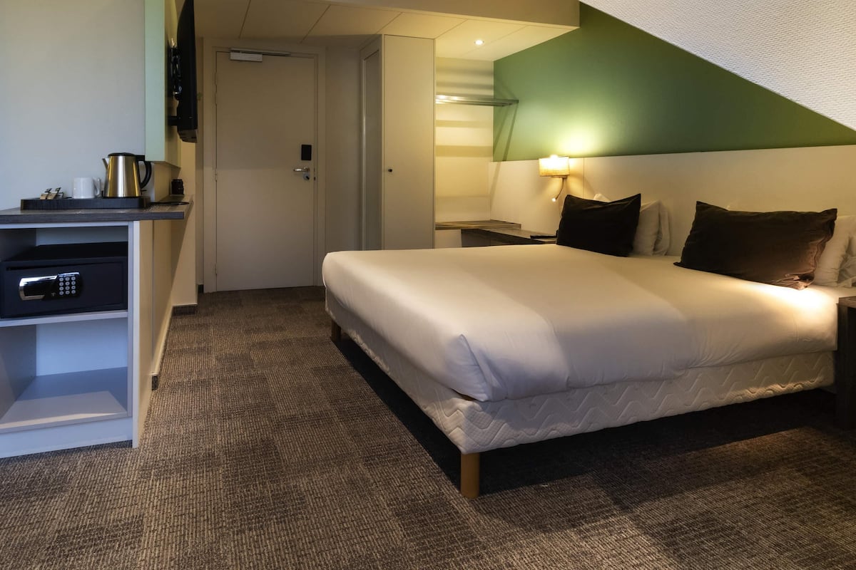 Premium bedding, desk, blackout drapes, soundproofing