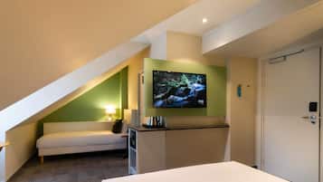 Habitación, varias camas (Pop) | Ropa de cama de alta calidad, escritorio y cortinas blackout