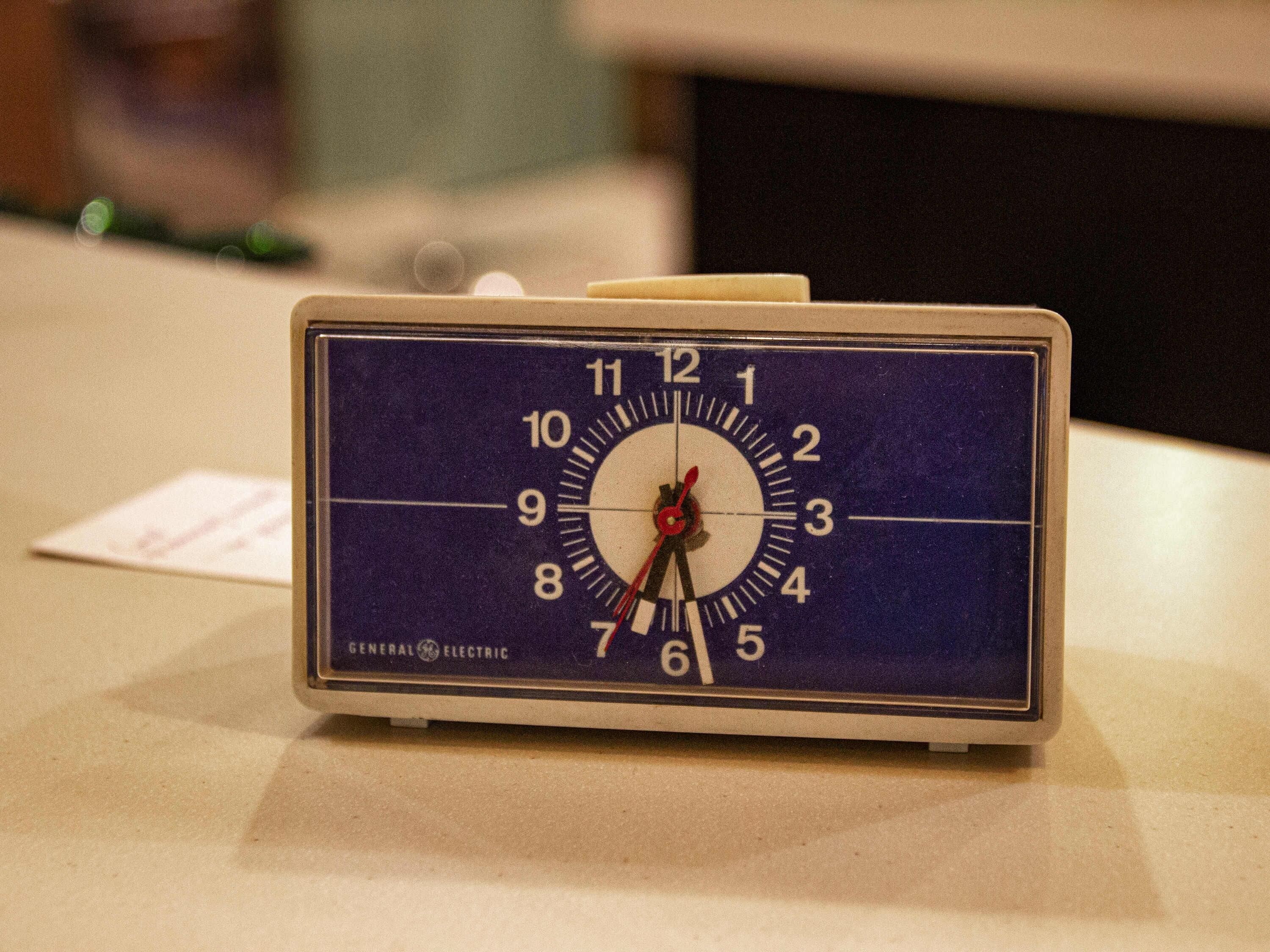 Un despertador General Electric antiguo sobre una mesa.
